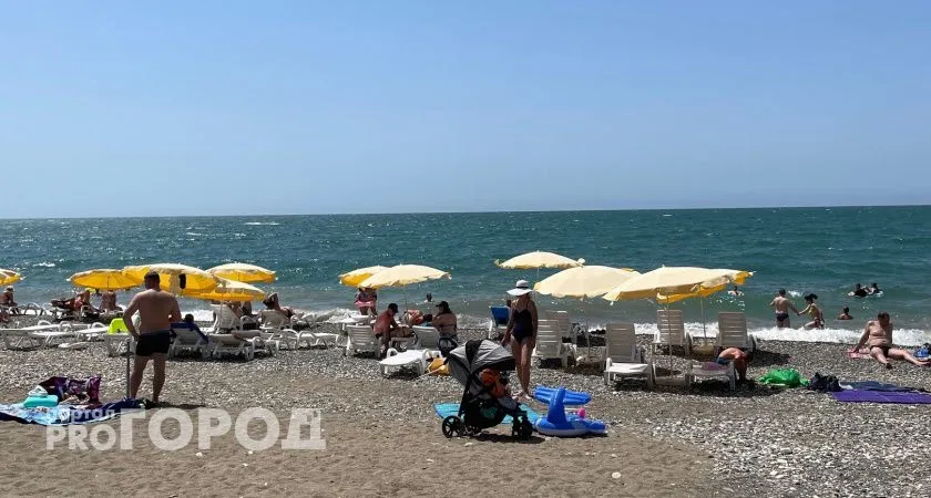 "Купаться невозможно, мы все сидим на берегу": Черное море преподнесло жуткий сюрприз отдыхающим