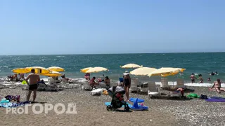 "Купаться невозможно, мы все сидим на берегу": Черное море преподнесло жуткий сюрприз отдыхающим