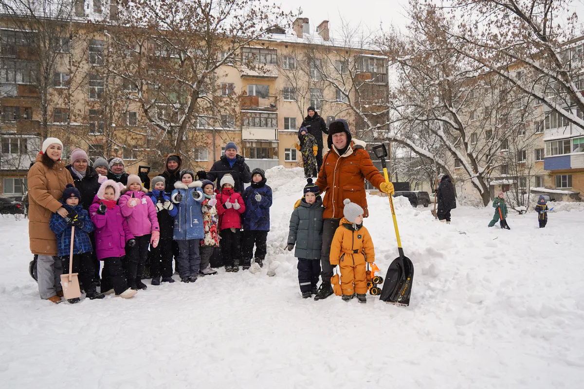Жители Вологды построили 15 снежных горок для семейного отдыха
