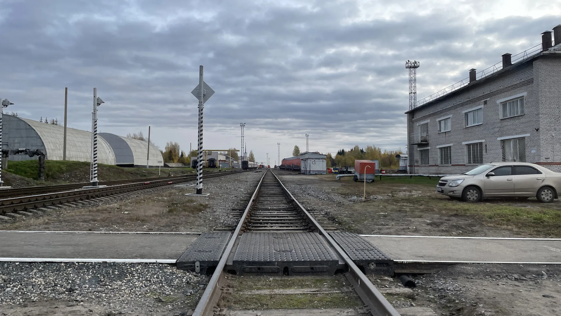 Автобус оказался на пути маневрового локомотива