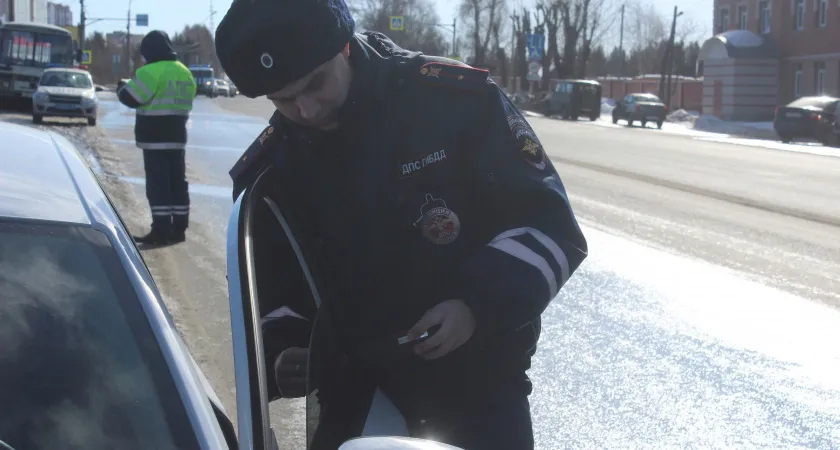 Инспектор ГАИ тормозит под знаком "Остановка запрещена" - что на самом деле должен сделать водитель