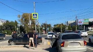 В Вологде иномарка вылетела на пешеходный островок и травмировала женщину