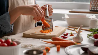 Салат «Курочка Ряба»: потрясающе вкусное блюдо гости будут уплетать за обе щеки — готовьтесь делиться рецептом