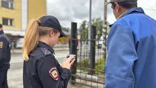 Скрываясь от полиции в Вологодской области, трудовые мигранты забрались на крышу гаража