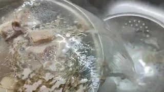 Нужно ли сливать "первую воду" при варке мяса: опытный шеф-повар поставил точку в вопросе