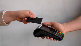 Платить картой станет дороже? Операции с банковскими картами теперь обложили налогами