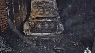 В Вологде подросток лишился автомобиля из-за пожара в арендованном гараже