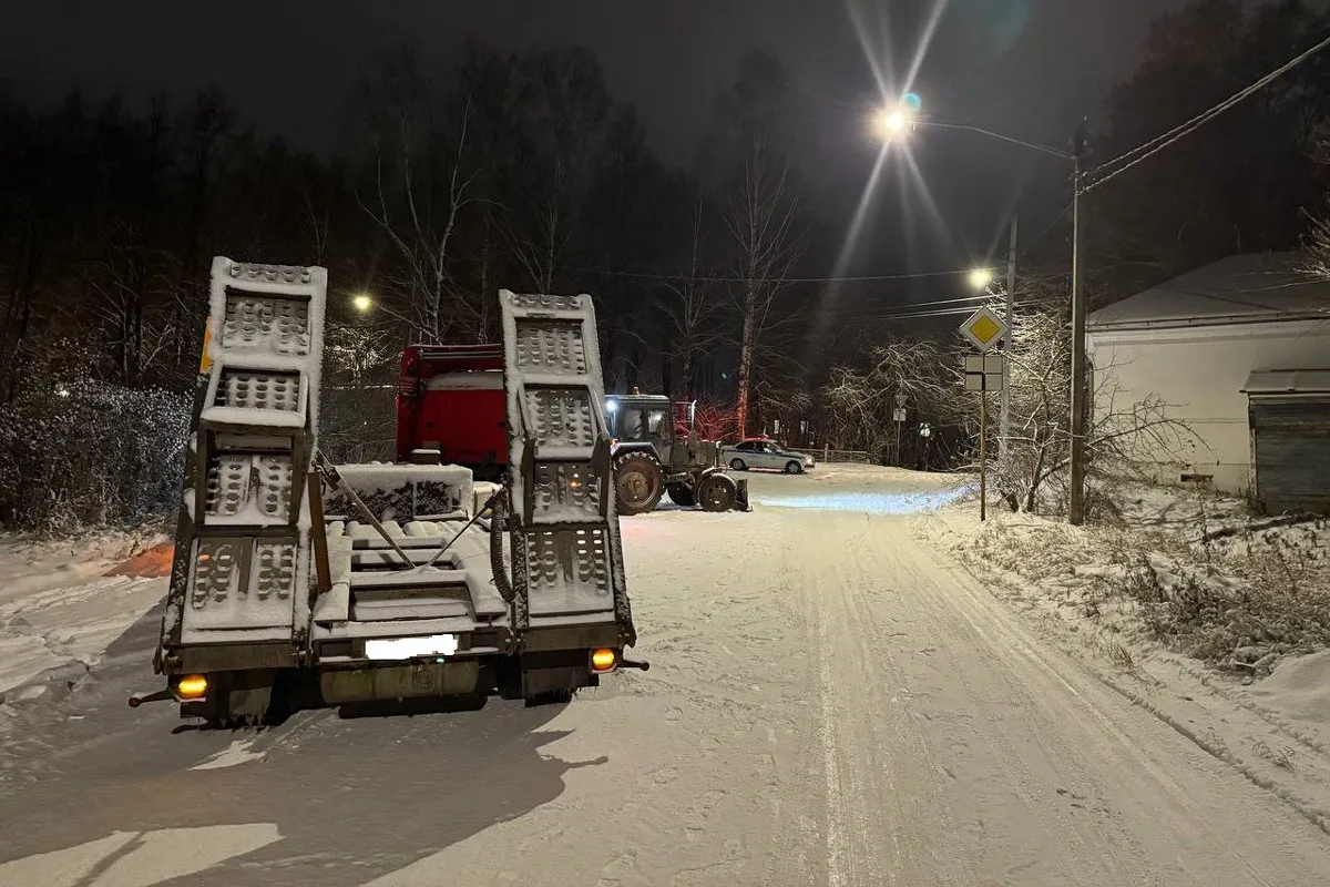 В Вологодской области трактор сбил пешехода и врезался в грузовик
