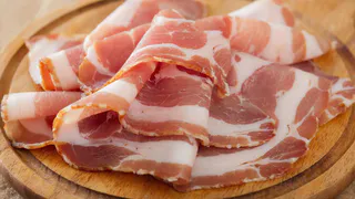 Лучший рецепт засолки сала на мой вкус! Нежный тонкий аромат даёт неожиданный ингредиент