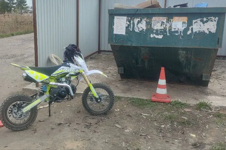 В Вологодской области подросток на кроссовом мотоцикле врезался в мусорный бак