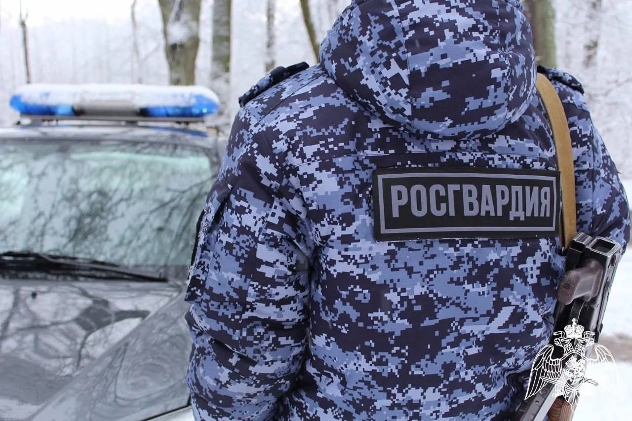 Пьяная гостья гостиницы устроила скандал и уснула у стойки администратора в Вологде