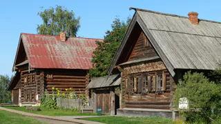 "Разве так можно?" Американец показал 5 вещей, которые удивляют его в наших коттеджных посёлках