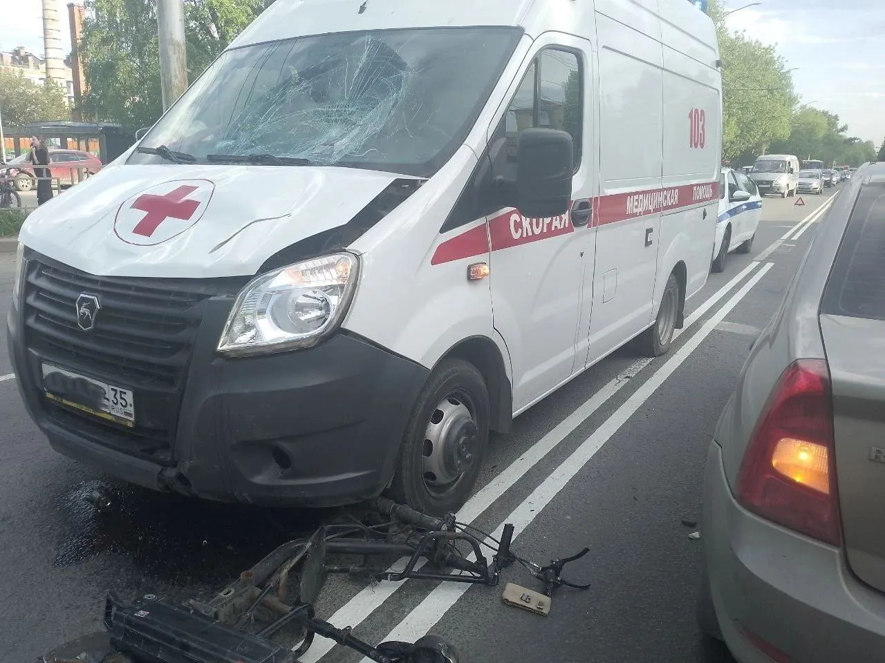 В Вологде скорая помощь сбила курьера на электросамокате