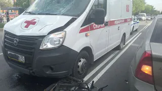 В Вологде скорая помощь сбила курьера на электросамокате