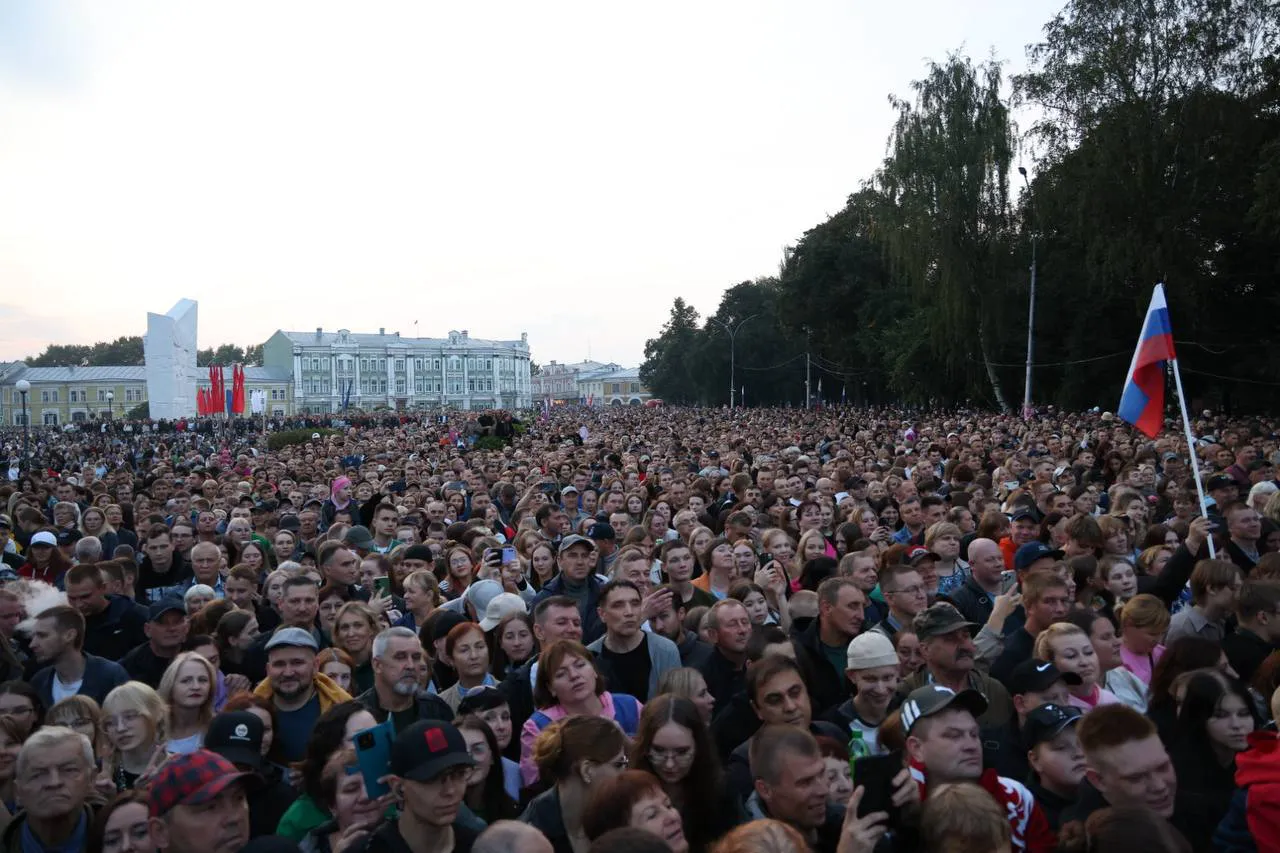 50 тысяч вологодских голосов слились в едином хоре на площади Революции
