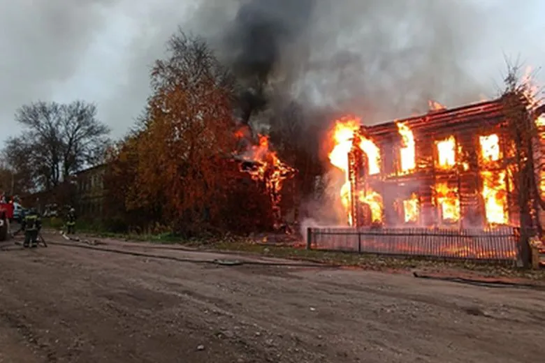 Стали известны подробности крупного пожара, уничтожившего в Вологодской области два дома