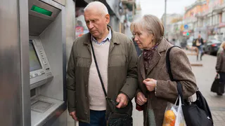 Плюс 2000 рублей: новая прибавка к пенсии для всех пенсионеров со стажем до 2002 года.