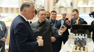Губернатор Вологодской области угостил вице-премьера Хуснуллина местными деликатесами на KazanForum