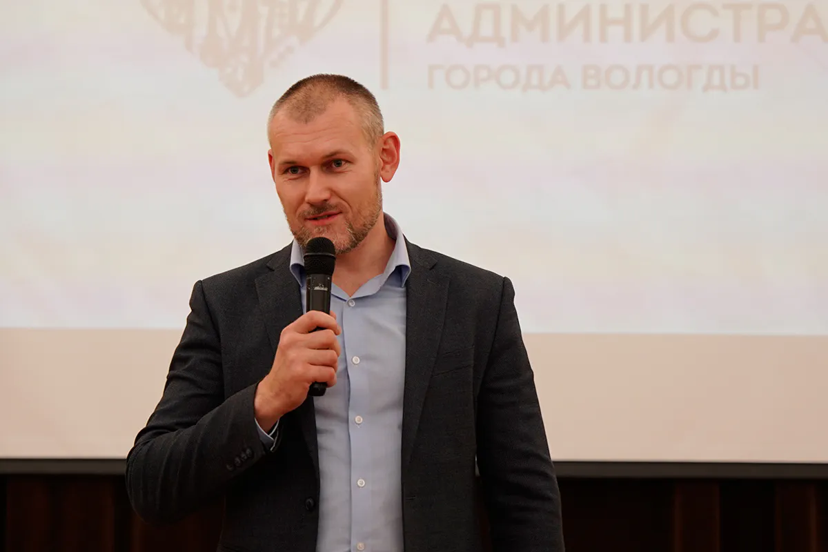 Около 100 вопросов от вологжан поступило перед прямым эфиром Андрею Накрошаеву