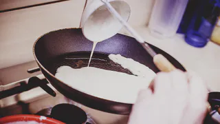 Нагар и жир слезет ошметками даже с древней сковороды за 15 минут — мощь 3 ложек
