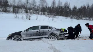 Вологодские полицейские освободили из снежного плена иномарку с детьми