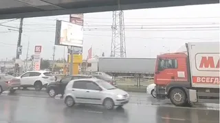 Умная остановка напротив торгового центра доставляет неудобства жителям Вологды