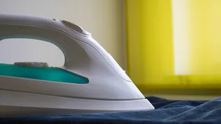 Засыпать 30 г в воду – и утюг сияет как новый: самый доступный способ очистки без химии