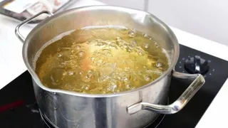 Куриный бульон будет прозрачнее чистой слезы: добавьте при варке мяса этот ингредиент — и вкусный суп гарантирован