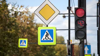 Верховный суд поставил точку: можно ли повернуть направо, если стрелка не светится, но горит основная секция?