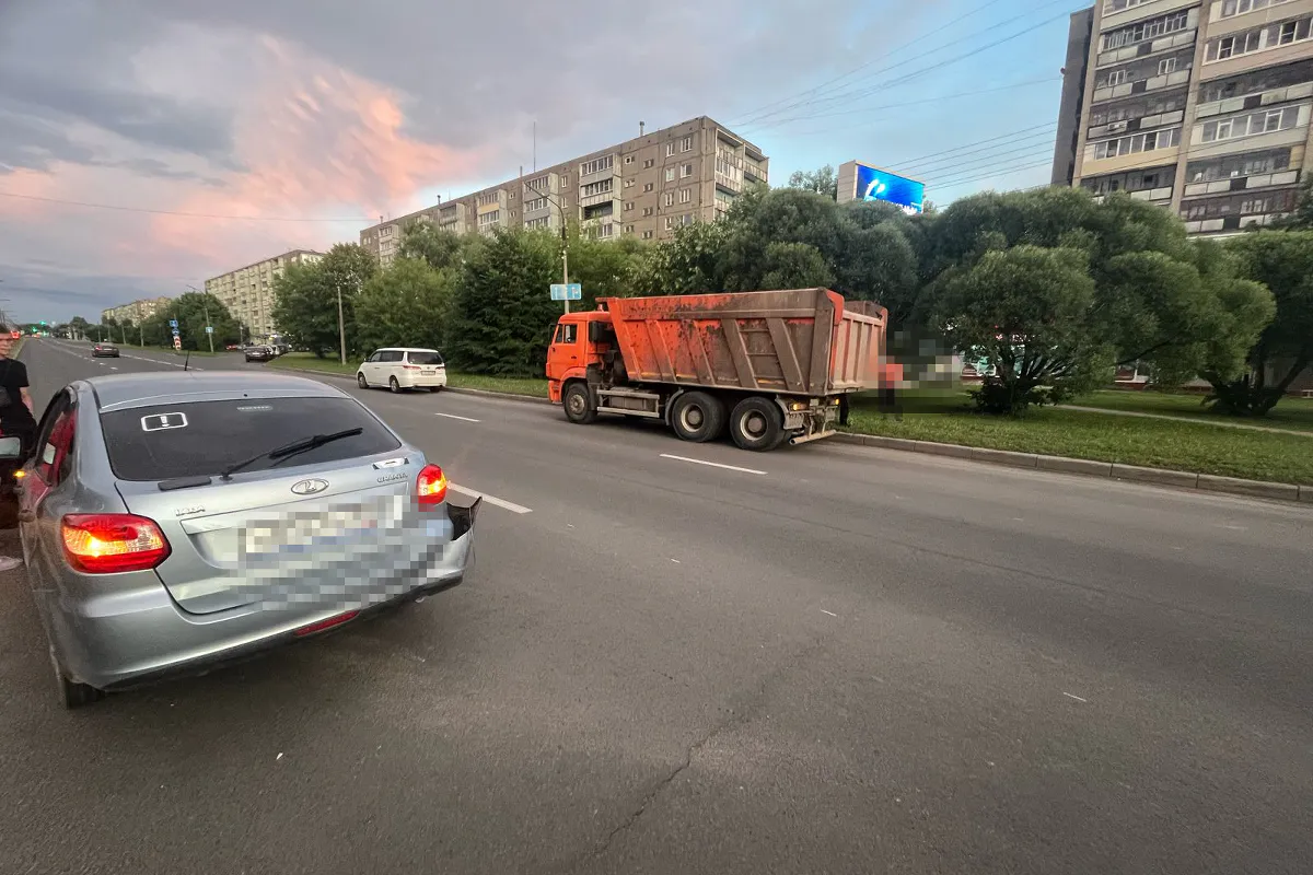 Молодая автоледи на "Ладе" пострадала при столкновении с "КамАЗом" в Вологодской области