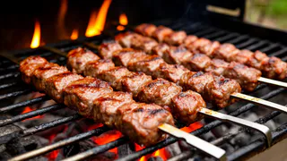 Шашлык будет сочным, а вкус поразить необычными нотками: вот что надо добавить в маринад - неожиданный ингредиент