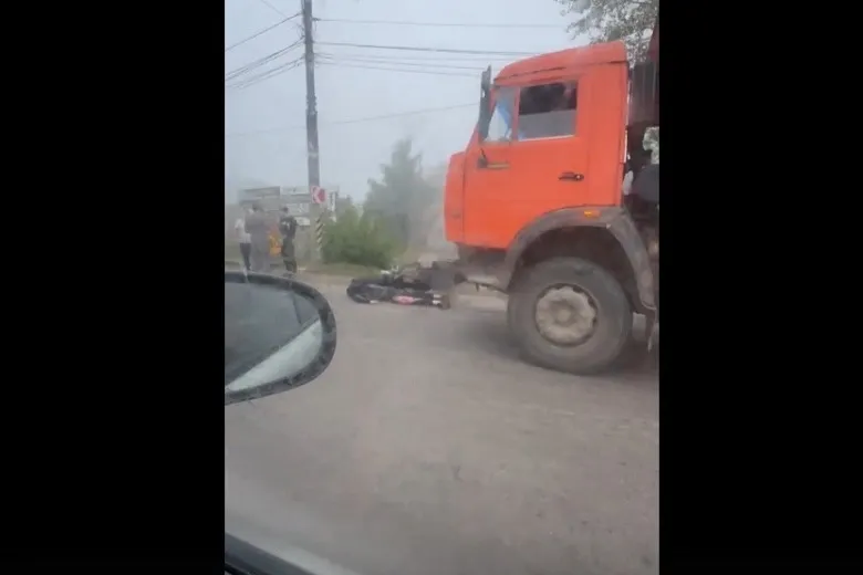 Мотоциклист получил травмы в ДТП с КамАЗом в Вологде