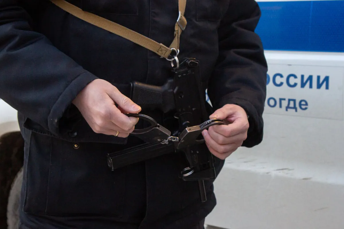 Гостья украла 75 тысяч у хозяина во время застолья в Вологодской области