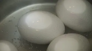 Никогда не кладите яйца после варки в холодную воду: вот что с ними происходит