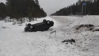 Четыре человека пострадали в Вологодской области в опрокинувшемся на крышу ВАЗе
