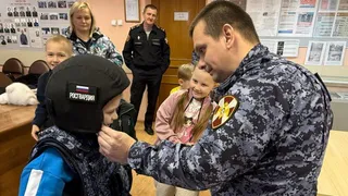 Школьники Вологды познакомились с работой Росгвардии на специальном уроке мужества