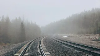 "Соседи не пустили поесть на нижней полке. Не стала спорить, но отплатила сполна": 5 отзывов русских туристов о путешествии на поезде РЖД