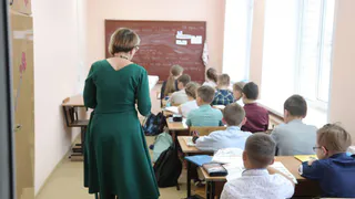 Учителя, переехавшие на работу в сельскую местность Вологодской области, получат федеральную выплату