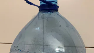 Пятилитровые пластиковые бутылки никогда не выбрасываю: получается отличная корзина – нужный для дома лайфхак
