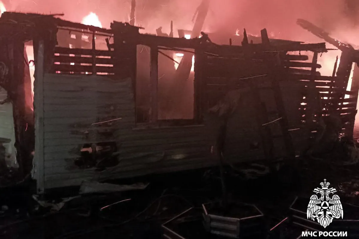Пять человек спаслись из горящего дома в Вологодской области