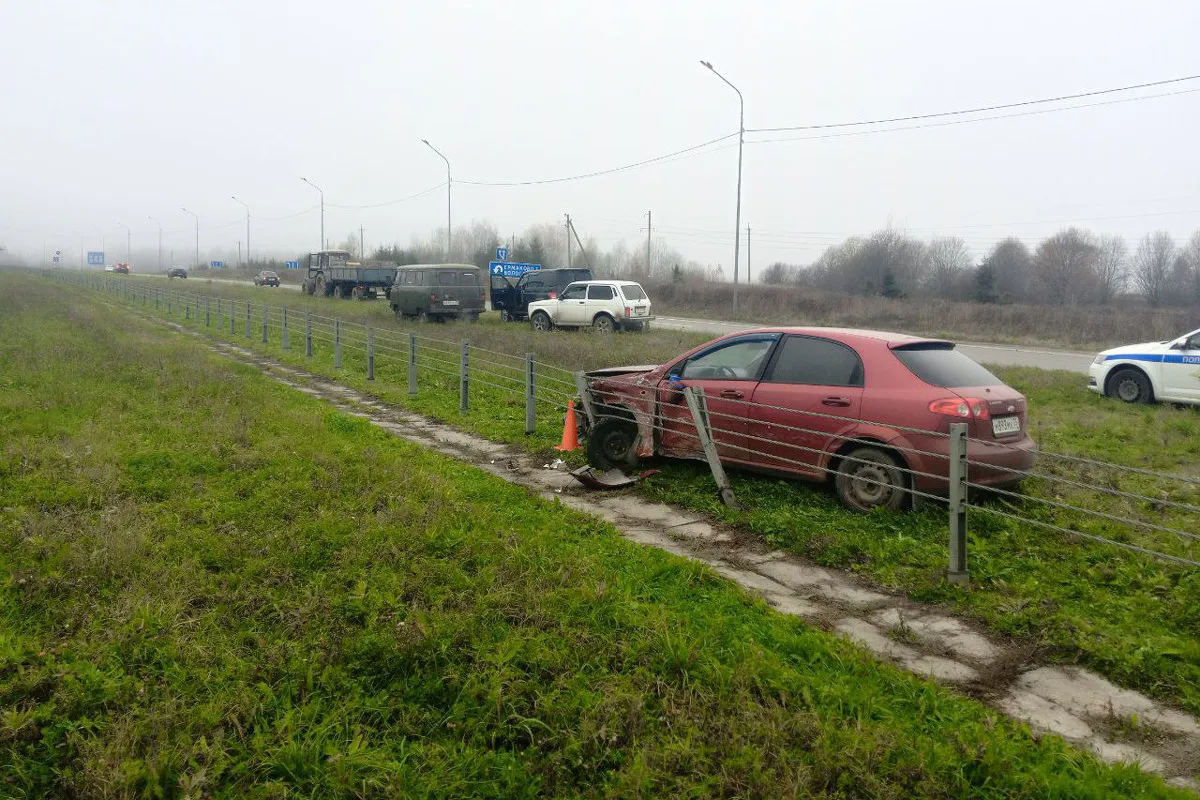 В Вологодской области водитель иномарки слетела в кювет, чтобы не врезаться в трактор