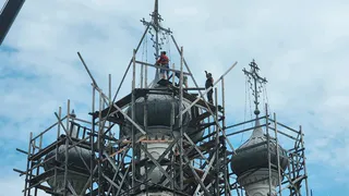 С храма Сретения Господня в Вологде сняли кресты на реставрацию