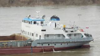 Груженая лесом баржа села на мель в Вологодской области