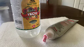 Ушлые хозяйки всегда добавляют зубную пасту в уксус и бед не знают: вот для чего это нужно