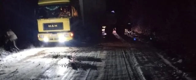 Сегодня ночью на ледяной дороге в Вологодской области спасали большегруз