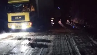 Сегодня ночью на ледяной дороге в Вологодской области спасали большегруз