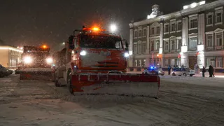Ночью в Вологде спецтехнику на уборку снега сопровождали патрули ГИБДД