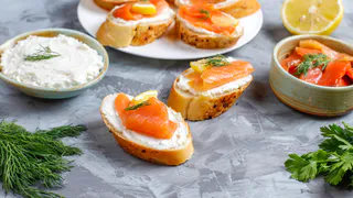 Топ-10 простых закусок для Нового года: вкусно, бюджетно, быстро