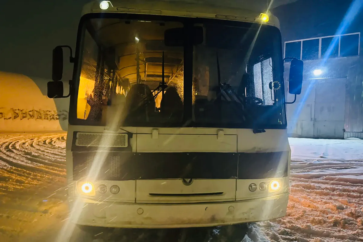 В Вологодской области пристегнутая пассажирка пострадала, когда автобус вынесло в кювет