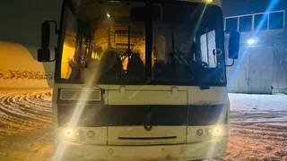 В Вологодской области пристегнутая пассажирка пострадала, когда автобус вынесло в кювет